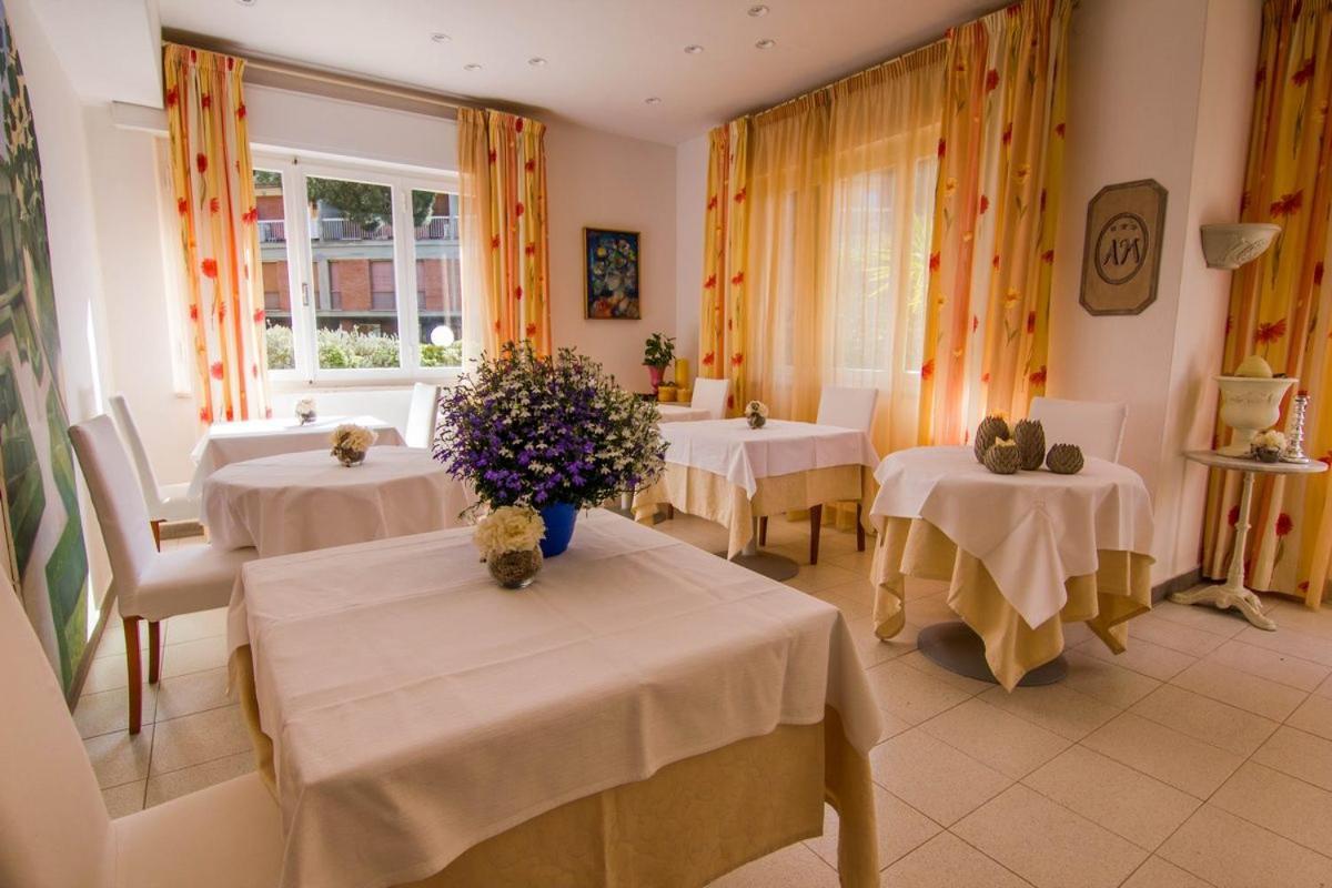 Hotel Mirella Castiglione della Pescaia Buitenkant foto